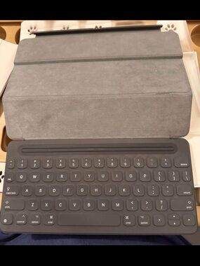 Apple Smart Keyboard Folio for iPad in Charcoal Gray